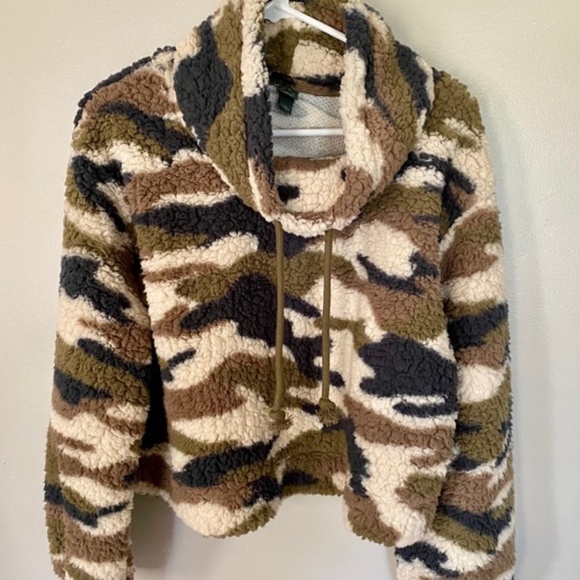WILD FABLE Camo Sherpa Cropped Pullover Sweatshirt - Picture 3 of 3